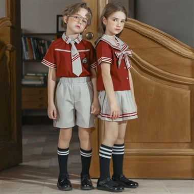 Uniforme da marinaio studente di scuola superiore giapponese